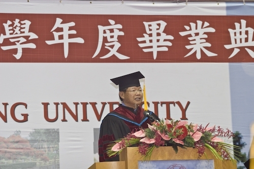 本校96學年度畢業典禮熱鬧隆重地在淡水校園紹謨紀念體育館舉行，校長勉勵每位畢業生保持著樸實剛毅的精神和擁有心靈卓越的品格，薪火相傳、開新啟運，以創新的思維與宏觀的胸襟，為社會挹注新氣息，開創一番「淡江以你為榮」的成就。畢業生帶著師長滿滿的祝福邁向人生另一個重要里程碑。