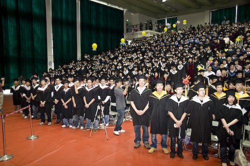 本校96學年度畢業典禮熱鬧隆重地在淡水校園紹謨紀念體育館舉行，校長勉勵每位畢業生保持著樸實剛毅的精神和擁有心靈卓越的品格，薪火相傳、開新啟運，以創新的思維與宏觀的胸襟，為社會挹注新氣息，開創一番「淡江以你為榮」的成就。畢業生帶著師長滿滿的祝福邁向人生另一個重要里程碑。