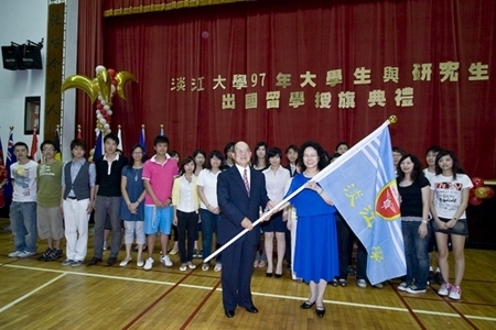 97學年度在校生出國授旗典禮在淡水校園學生活動中心舉行，張創辦人建邦、張校長家宜親臨授旗，各國駐華使節也親臨會場，為這群即將到實地環境學習多元文化與語言、累積生命能量的出國留學生加油打氣。