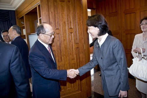 大陸藝術教育促進會「台灣教育考察團」柳斌等一行5人，會見本校張創辦人建邦、張校長家宜，並研討兩岸教育發展概況，奠定兩岸友好互動的基石。