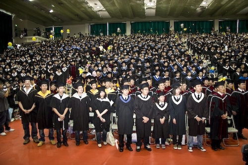 本校96學年度畢業典禮熱鬧隆重地在淡水校園紹謨紀念體育館舉行，校長勉勵每位畢業生保持著樸實剛毅的精神和擁有心靈卓越的品格，薪火相傳、開新啟運，以創新的思維與宏觀的胸襟，為社會挹注新氣息，開創一番「淡江以你為榮」的成就。畢業生帶著師長滿滿的祝福邁向人生另一個重要里程碑。