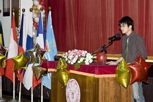 97學年度在校生出國授旗典禮在淡水校園學生活動中心舉行，張創辦人建邦、張校長家宜親臨授旗，各國駐華使節也親臨會場，為這群即將到實地環境學習多元文化與語言、累積生命能量的出國留學生加油打氣。