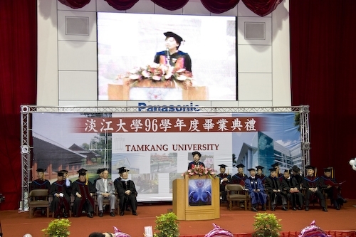 本校96學年度畢業典禮熱鬧隆重地在淡水校園紹謨紀念體育館舉行，校長勉勵每位畢業生保持著樸實剛毅的精神和擁有心靈卓越的品格，薪火相傳、開新啟運，以創新的思維與宏觀的胸襟，為社會挹注新氣息，開創一番「淡江以你為榮」的成就。畢業生帶著師長滿滿的祝福邁向人生另一個重要里程碑。