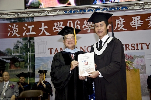 本校96學年度畢業典禮熱鬧隆重地在淡水校園紹謨紀念體育館舉行，校長勉勵每位畢業生保持著樸實剛毅的精神和擁有心靈卓越的品格，薪火相傳、開新啟運，以創新的思維與宏觀的胸襟，為社會挹注新氣息，開創一番「淡江以你為榮」的成就。畢業生帶著師長滿滿的祝福邁向人生另一個重要里程碑。