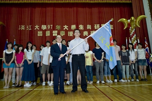 97學年度在校生出國授旗典禮在淡水校園學生活動中心舉行，張創辦人建邦、張校長家宜親臨授旗，各國駐華使節也親臨會場，為這群即將到實地環境學習多元文化與語言、累積生命能量的出國留學生加油打氣。