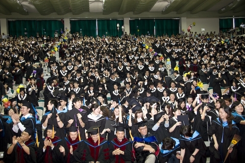 本校96學年度畢業典禮熱鬧隆重地在淡水校園紹謨紀念體育館舉行，校長勉勵每位畢業生保持著樸實剛毅的精神和擁有心靈卓越的品格，薪火相傳、開新啟運，以創新的思維與宏觀的胸襟，為社會挹注新氣息，開創一番「淡江以你為榮」的成就。畢業生帶著師長滿滿的祝福邁向人生另一個重要里程碑。