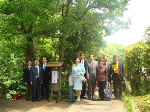 校長張家宜、國際事務副校長戴萬欽及日文系系主任彭春陽於6月9日至12日赴日本訪問早稻田大學、青山學院大學及日本電氣通信大學等3所姊妹校，此行任務有三：進行姊妹校的友誼拜訪、探望交換學生，並推動國際合作專案計畫。