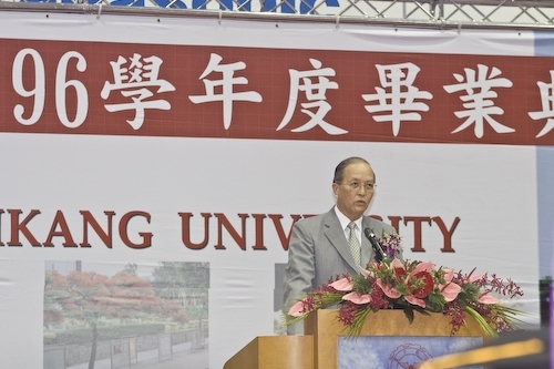 本校96學年度畢業典禮熱鬧隆重地在淡水校園紹謨紀念體育館舉行，校長勉勵每位畢業生保持著樸實剛毅的精神和擁有心靈卓越的品格，薪火相傳、開新啟運，以創新的思維與宏觀的胸襟，為社會挹注新氣息，開創一番「淡江以你為榮」的成就。畢業生帶著師長滿滿的祝福邁向人生另一個重要里程碑。