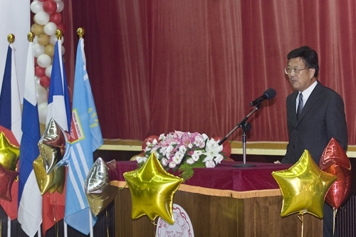 97學年度在校生出國授旗典禮在淡水校園學生活動中心舉行，張創辦人建邦、張校長家宜親臨授旗，各國駐華使節也親臨會場，為這群即將到實地環境學習多元文化與語言、累積生命能量的出國留學生加油打氣。