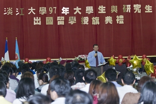 97學年度在校生出國授旗典禮在淡水校園學生活動中心舉行，張創辦人建邦、張校長家宜親臨授旗，各國駐華使節也親臨會場，為這群即將到實地環境學習多元文化與語言、累積生命能量的出國留學生加油打氣。