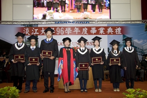 本校96學年度畢業典禮熱鬧隆重地在淡水校園紹謨紀念體育館舉行，校長勉勵每位畢業生保持著樸實剛毅的精神和擁有心靈卓越的品格，薪火相傳、開新啟運，以創新的思維與宏觀的胸襟，為社會挹注新氣息，開創一番「淡江以你為榮」的成就。畢業生帶著師長滿滿的祝福邁向人生另一個重要里程碑。