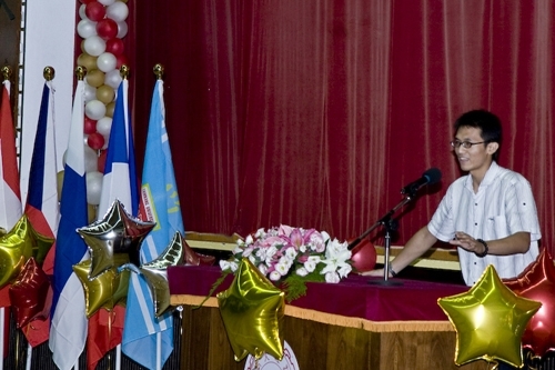 97學年度在校生出國授旗典禮在淡水校園學生活動中心舉行，張創辦人建邦、張校長家宜親臨授旗，各國駐華使節也親臨會場，為這群即將到實地環境學習多元文化與語言、累積生命能量的出國留學生加油打氣。