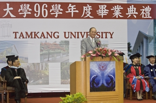 本校96學年度畢業典禮熱鬧隆重地在淡水校園紹謨紀念體育館舉行，校長勉勵每位畢業生保持著樸實剛毅的精神和擁有心靈卓越的品格，薪火相傳、開新啟運，以創新的思維與宏觀的胸襟，為社會挹注新氣息，開創一番「淡江以你為榮」的成就。畢業生帶著師長滿滿的祝福邁向人生另一個重要里程碑。