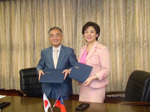 校長張家宜、國際事務副校長戴萬欽及日文系系主任彭春陽於6月9日至12日赴日本訪問早稻田大學、青山學院大學及日本電氣通信大學等3所姊妹校，此行任務有三：進行姊妹校的友誼拜訪、探望交換學生，並推動國際合作專案計畫。