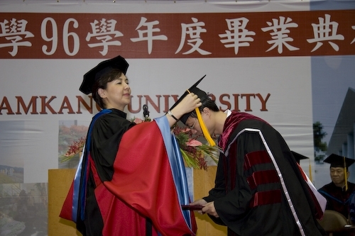 本校96學年度畢業典禮熱鬧隆重地在淡水校園紹謨紀念體育館舉行，校長勉勵每位畢業生保持著樸實剛毅的精神和擁有心靈卓越的品格，薪火相傳、開新啟運，以創新的思維與宏觀的胸襟，為社會挹注新氣息，開創一番「淡江以你為榮」的成就。畢業生帶著師長滿滿的祝福邁向人生另一個重要里程碑。