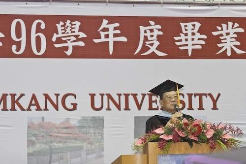 本校96學年度畢業典禮熱鬧隆重地在淡水校園紹謨紀念體育館舉行，校長勉勵每位畢業生保持著樸實剛毅的精神和擁有心靈卓越的品格，薪火相傳、開新啟運，以創新的思維與宏觀的胸襟，為社會挹注新氣息，開創一番「淡江以你為榮」的成就。畢業生帶著師長滿滿的祝福邁向人生另一個重要里程碑。