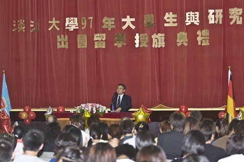 97學年度在校生出國授旗典禮在淡水校園學生活動中心舉行，張創辦人建邦、張校長家宜親臨授旗，各國駐華使節也親臨會場，為這群即將到實地環境學習多元文化與語言、累積生命能量的出國留學生加油打氣。