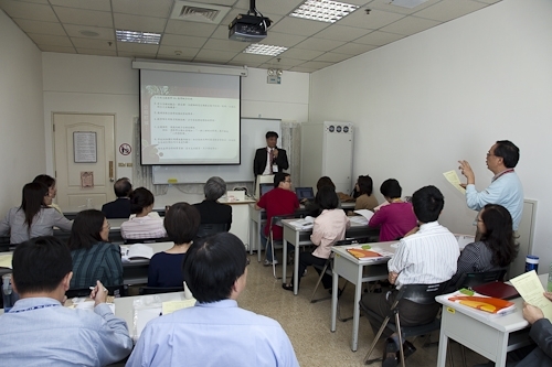 「98學年度教學與行政革新研討會」在淡水校園覺生國際會議廳舉行，創辦人及校長共同主持，本次會議主題為「傳承、創新、新淡江-尋找淡江DNA，迎接60週年校慶」。