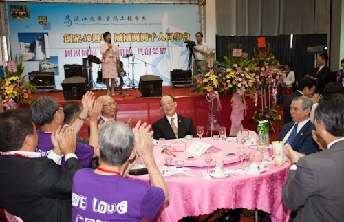 歡慶本校創校59週年，舉辦校慶慶祝大會、校友返校歡迎茶會、資訊工程學系團團圓圓千人同學會、第7屆校慶蛋捲節等豐富多元的校慶系列活動，全校展現活潑與創意並同賀淡江生日快樂！