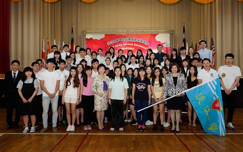 本校舉辦105學年度學生出國留學授旗典禮。