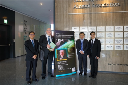 21-Dr. Daniel J. Scheeres與會場的演講海報合影。(馮文星攝影)