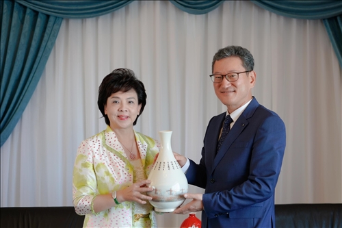7-108年10月22日上午Dr. Yong Jin Kim (右)拜會本校張家宜董事長(左)，董事長致贈彩繪宮燈教室意象的花瓶紀念品。(馮文星攝影)