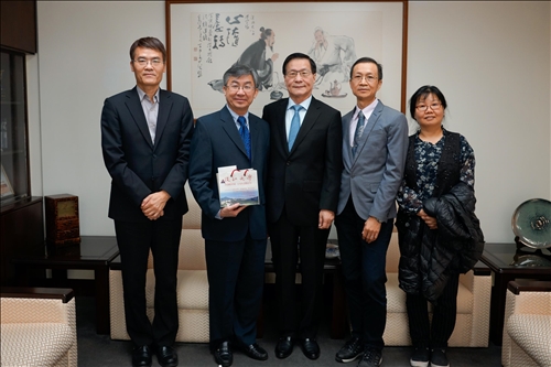 Renowned Scholar, Dr. Hoang Pham, Delivers Guest Lecture at Tamkang