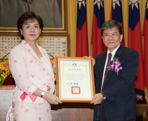 歡慶本校創校59週年，舉辦校慶慶祝大會、校友返校歡迎茶會、資訊工程學系團團圓圓千人同學會、第7屆校慶蛋捲節等豐富多元的校慶系列活動，全校展現活潑與創意並同賀淡江生日快樂！