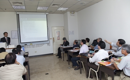 「98學年度教學與行政革新研討會」在淡水校園覺生國際會議廳舉行，創辦人及校長共同主持，本次會議主題為「傳承、創新、新淡江-尋找淡江DNA，迎接60週年校慶」。