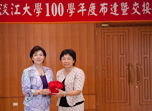 本校100學年度單位主管布達暨交接典禮在覺生國際會議廳舉行。