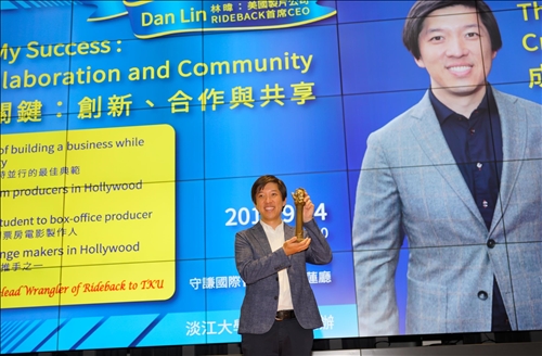 17-Mr. Dan Lin 高舉代表「熊貓講座」榮耀精神的獎座。(馮文星攝影)