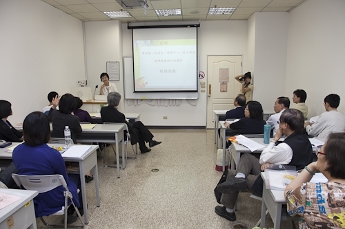 「98學年度教學與行政革新研討會」在淡水校園覺生國際會議廳舉行，創辦人及校長共同主持，本次會議主題為「傳承、創新、新淡江-尋找淡江DNA，迎接60週年校慶」。