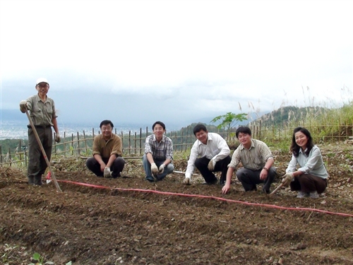 社群網站Facebook的虛擬「開心農場」，帶來了一股種田的風潮，但本校蘭陽校園早已掀起真實版的「種菜」熱潮，師生種得不亦樂乎，既能加菜又能享受種菜樂趣。