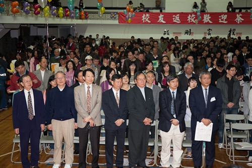 「春之饗宴」：時序入春、奼紫焉紅的杜鵑妝點滿校園之際，校友們齊聚五虎崗，與創辦人張建邦及校長張家宜同歡，提早為本校建校一甲子暖壽。