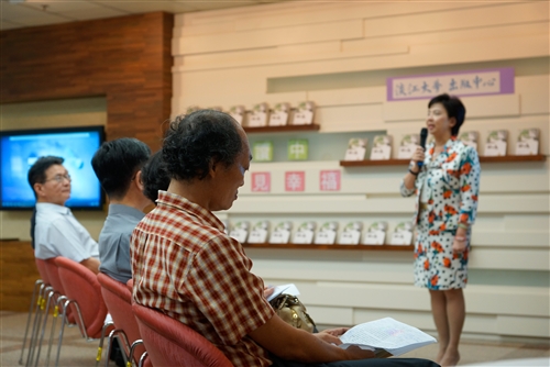英文學系副教授陳吉斯及校友曾貴麟出版《城市中的森林》圖文書。