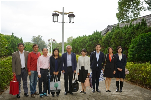 4-參觀淡水校園-宮燈教室，世耕石弘總務部長與文學院林呈蓉院長及系主任等陪同人員合影。(馮文星攝影)