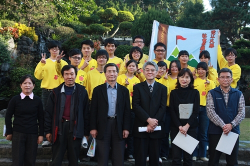 本校舉行「寒假服務隊授旗暨行前講習」，行政副校長高柏園主持授旗，並期勉學生發揮愛心、積極參與活動，把學習的場所擴大到海外服務，奠定日後馳騁職場的基石。