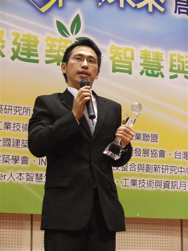 TKU student Chen Hong-ming wins Light Metal Award