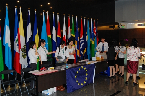 本校歐洲研究所、歐洲聯盟研究中心與臺灣歐洲聯盟中心共同舉辦「2010歐洲聯盟與台灣：經貿關係前瞻研討會」，討論歐盟全球經貿角色、歐元區經濟實力、歐洲金融市場與台歐經貿關係等，讓推動學者教授有實務與理論的交流，提出建言並擴展對歐洲之良好形象。