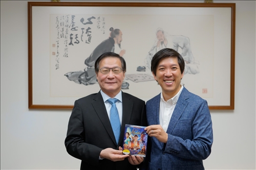 3-Mr. Dan Lin將其所製作的迪士尼真人版《阿拉丁》（Aladdin）電影原版DVD，贈送給葛煥昭校長。(馮文星攝影)