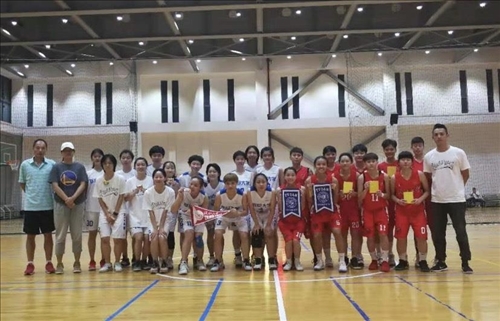 12-本校女籃隊與復旦大學女籃隊賽前交換禮物並合影。