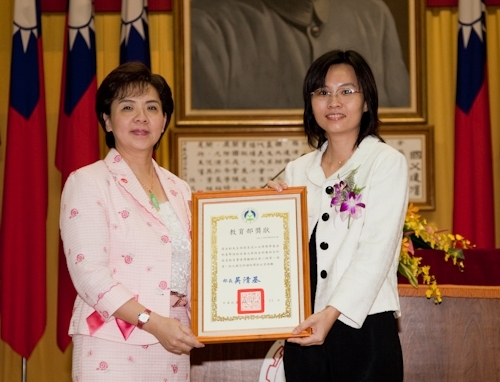 歡慶本校創校59週年，舉辦校慶慶祝大會、校友返校歡迎茶會、資訊工程學系團團圓圓千人同學會、第7屆校慶蛋捲節等豐富多元的校慶系列活動，全校展現活潑與創意並同賀淡江生日快樂！