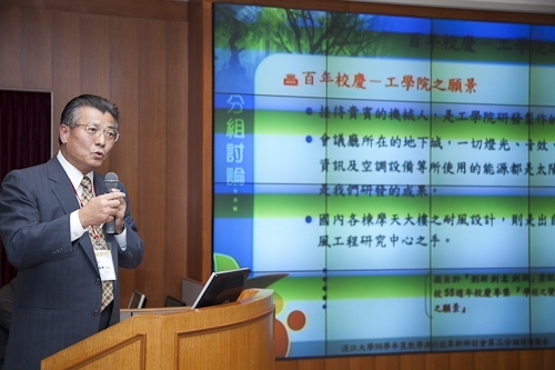 「98學年度教學與行政革新研討會」在淡水校園覺生國際會議廳舉行，創辦人及校長共同主持，本次會議主題為「傳承、創新、新淡江-尋找淡江DNA，迎接60週年校慶」。