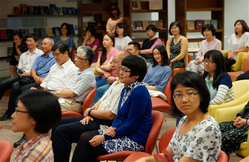 英文學系副教授陳吉斯及校友曾貴麟出版《城市中的森林》圖文書。