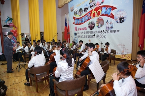 歡慶本校創校59週年，舉辦校慶慶祝大會、校友返校歡迎茶會、資訊工程學系團團圓圓千人同學會、第7屆校慶蛋捲節等豐富多元的校慶系列活動，全校展現活潑與創意並同賀淡江生日快樂！