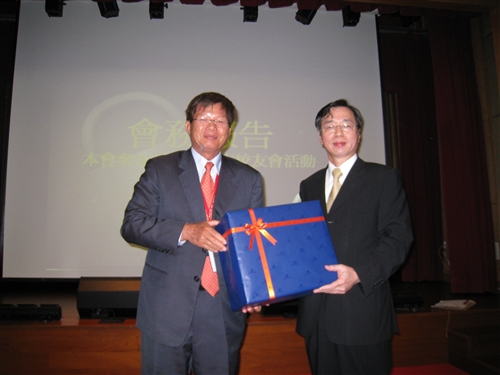 張校長家宜出席本校中華民國校友總會第7屆第1次會員代表大會，陳總會長慶男特別邀本校傑出校友財政部李部長述德演講。藉由整個活動連繫校友感情，也分享校友成功的經驗。