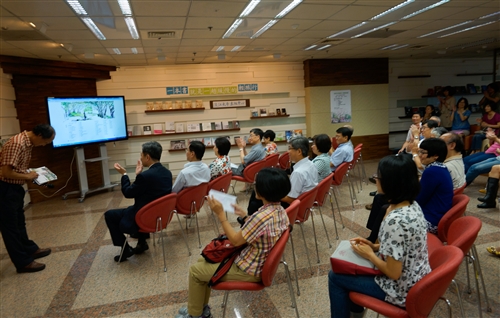 英文學系副教授陳吉斯及校友曾貴麟出版《城市中的森林》圖文書。