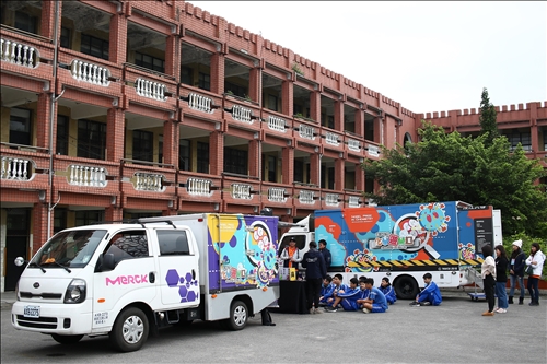 The TKU Mobile Chemistry Lab Arrives at Keelung for the First Time