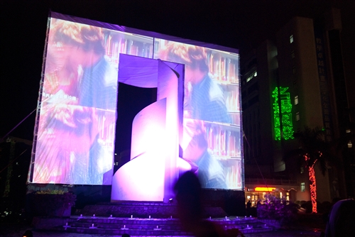 Diamond Jubilee kicks off with spectacular light shows