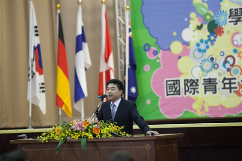 本校舉辦「102學年度學生出國留學暨國際青年大使交流計畫團」授旗典禮。